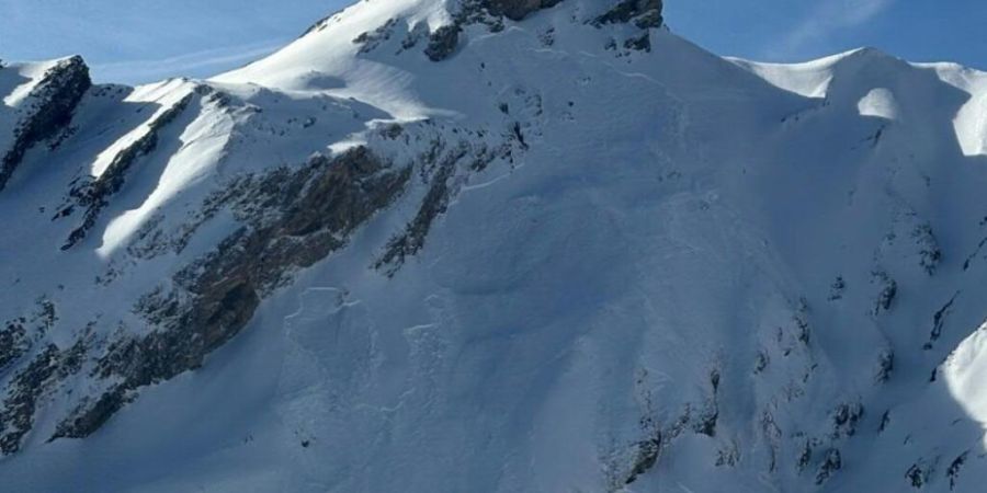 Bei einem Lawinenniedergang im Gebiet Chamoson im Wallis sind zwei Skitourengänger ums Leben gekommen, eine weitere wurde verletzt.