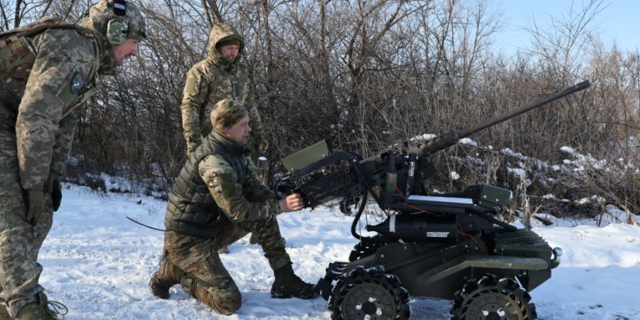 ARCHIV - Auf diesem vom Pressedienst der 65. mechanisierten Brigade der Ukraine über AP zur Verfügung gestellten Foto testen ukrainische Soldaten am Montag in der Region Saporischschj...