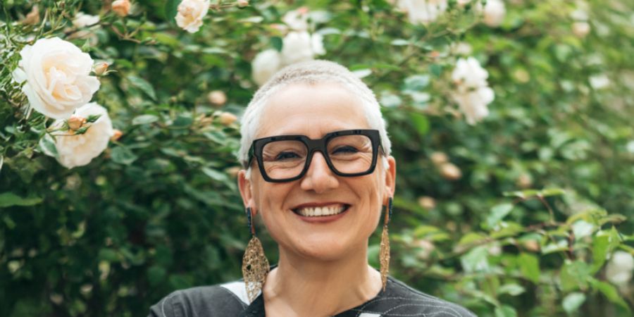 Die Puschlaver Autorin Begoña Feijoo Fariña erhält für ihren 2025 erschienenen Roman «Come onde di passaggio» den Bündner Literaturpreis 2026.