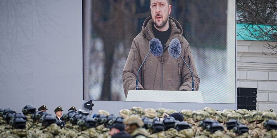 ARCHIV - Wolodymyr Selenskyj, Präsident der Ukraine, spricht bei einer Militärparade zu Soldaten. Foto: Kay Nietfeld/dpa/Archivbild
