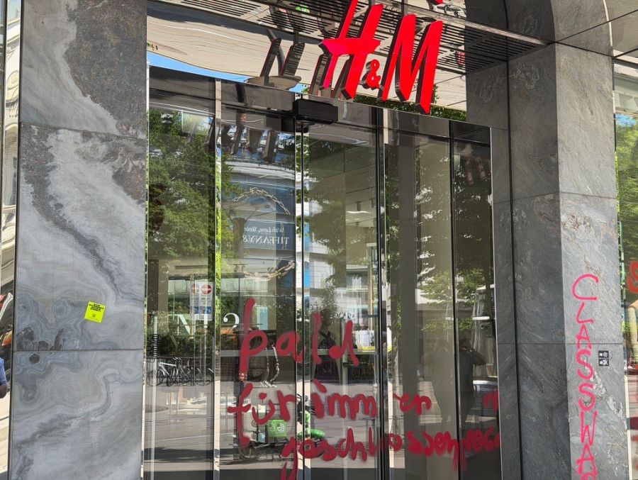 Auch das Modegeschäft H&M wurde versprüht.