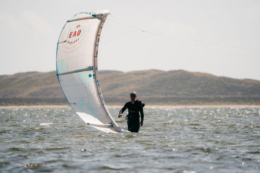 Wenn der Sturm die Wellen höher treibt, dann sind es die perfekten Bedingungen für Surfer und Kiter.