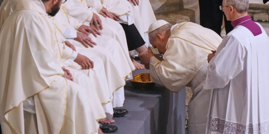 Papst Leo XIV. wäscht und küsst die Füße von zwölf römischen Priestern während der Missa in Coena Domini, der Messe des Abendmahls, am katholischen Gründonnerstag in der Lateran...