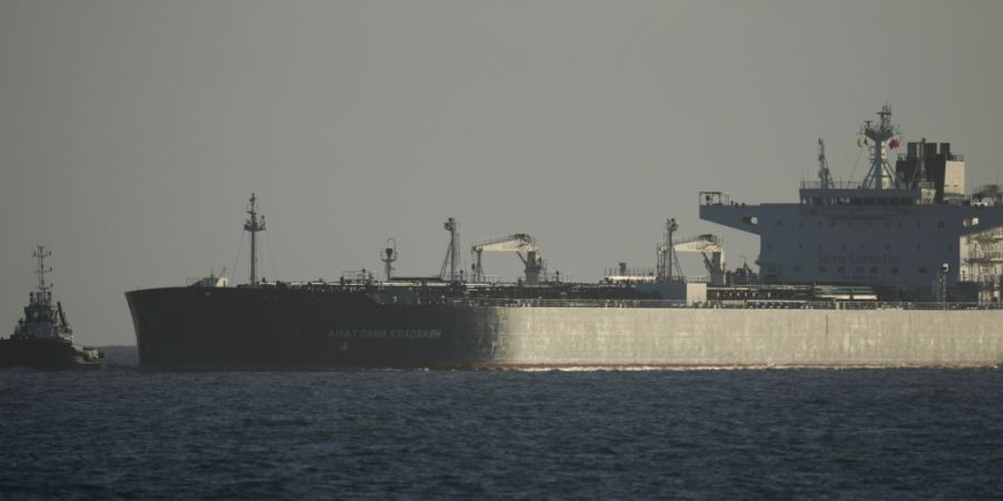 Der unter russischer Flagge fahrende Öltanker «Anatoly Kolodkin» läuft in Matanzas ein. Foto: Ramon Espinosa/AP/dpa