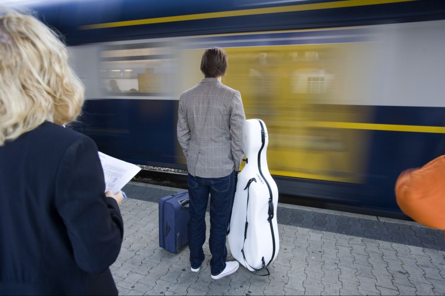 Niemals sollten Pendler mit dem Rücken, zu nah oder zu frontal zu den Gleisen stehen, rät Gold.