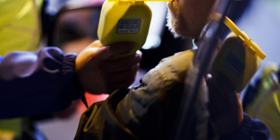 Die Freiburger Kantonspolizei zeigt sich besorgt über eine Zunahme von Alkohol und Drogen am Steuer. (Symbolbild)