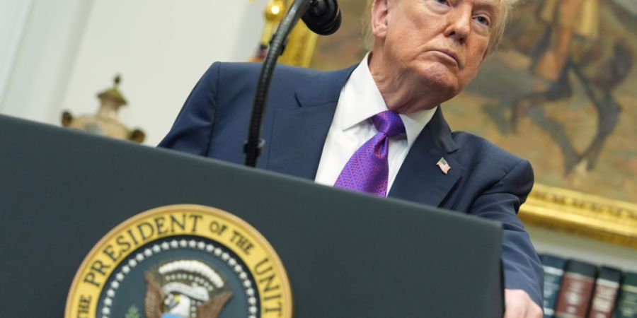 US-Präsident Donald Trump hört die Frage eines Reporters während einer Veranstaltung zur Ankündigung, dass die EPA keine Treibhausgase mehr regulieren wird. Foto: Evan Vucci/AP/dpa