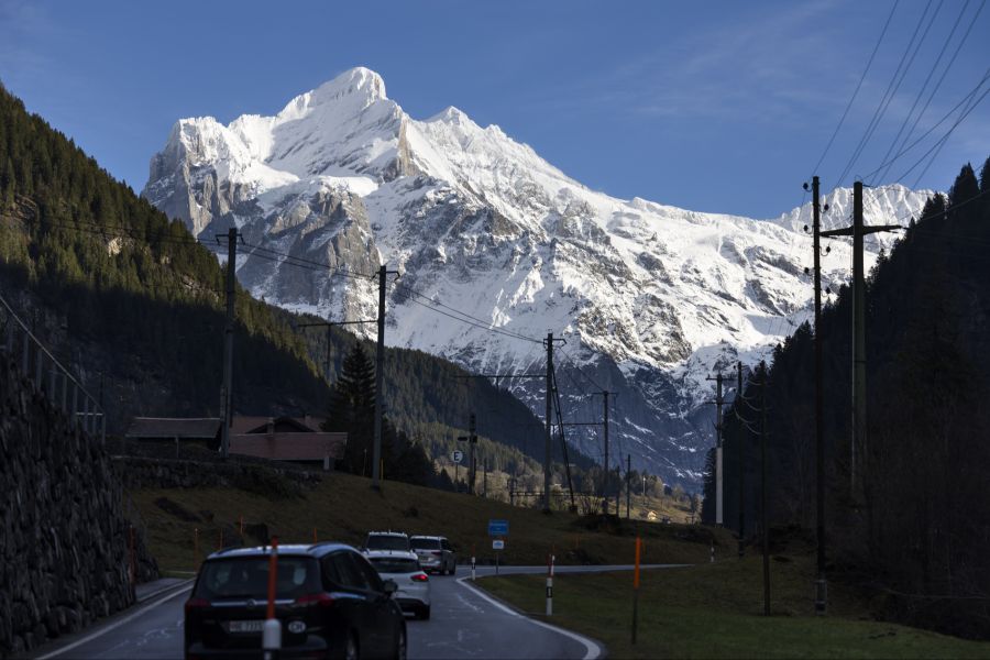 Stark belastet werden laut dem TCS auch die Strassen ins Berner Oberland sein. Hier im Bild fahren Autos in Richtung Grindelwald BE. (Archivbild)