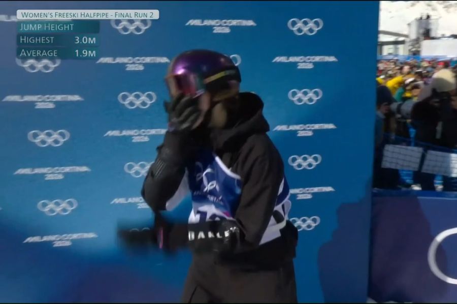 Der Stadionsprecher macht sie schliesslich darauf aufmerksam.