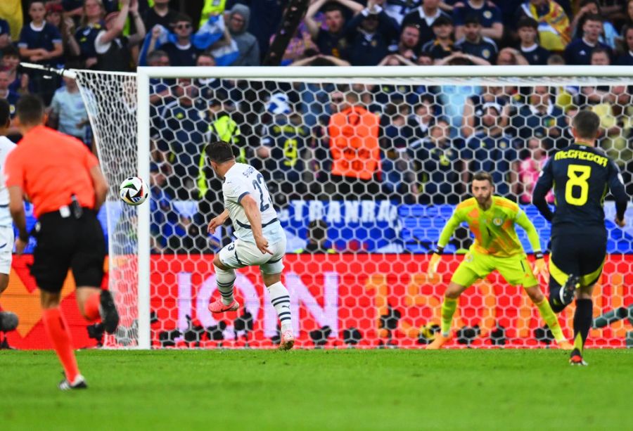 Xherdan Shaqiri zielt gegen Schottland ganz genau.