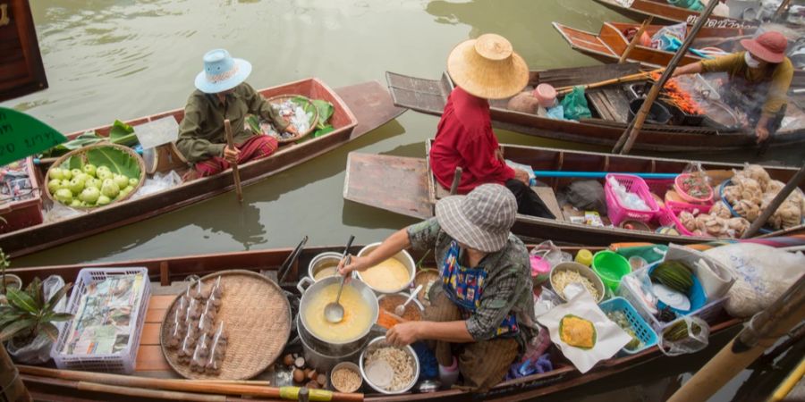 Streetfood Boote Fluss Thailand Suppen