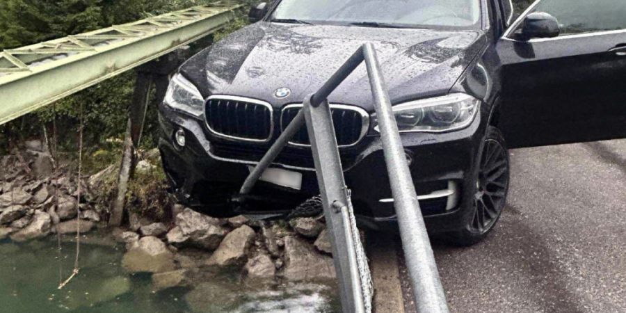 Auf einer Brücke über die Saane ist am Dienstagabend ein Auto bei einem Verkehrsunfall hängen geblieben.