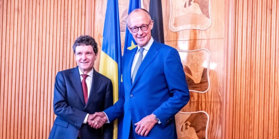 Bundeskanzler Friedrich Merz (CDU, r) steht neben Nicusor Dan, Präsident von Rumänien, bei einem bilateralen Gespräch vor dem Europäischen Arktis-Gipfel. Bei dem Spitzentreffen von ...