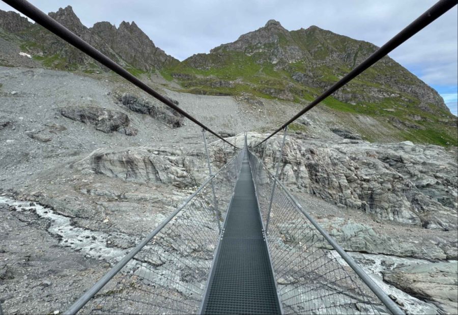 Auf schmalem Steg geht es über das felsige Gelände, das der Rückzug des Glacier de Corbassière freigelegt hat.
