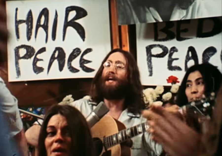 Der Slogan des Flyers «Give peace a chance!» orientierte sich am gleichnamigen Song des Sängers.