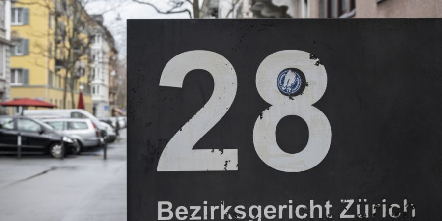 Am Mittwochnachmittag muss sich ein 35-jähriger Zürcher Stadtpolizist vor dem Bezirksgericht verantworten. Er soll einen Verhafteten misshandelt haben. (Symbolbild)