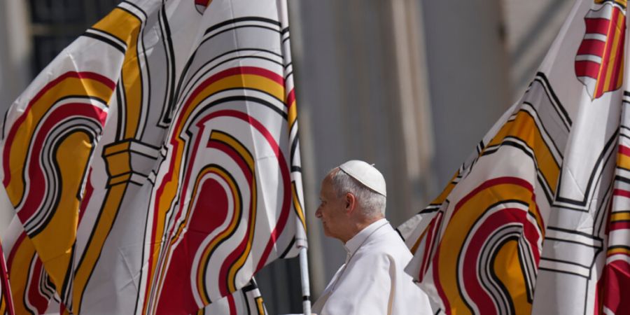 Papst Leo XIV. kommt zu seiner wöchentlichen Generalaudienz auf dem Petersplatz im Vatikan. Foto: Alessandra Tarantino/AP/dpa