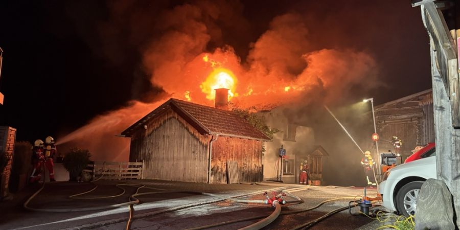 In Malix GR mussten Anwohner wegen eines brennenden Hauses evakuiert werden.