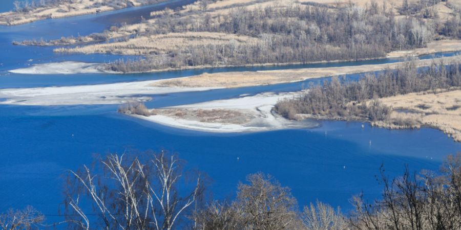 Hochdruckwetter und geringe Schneereserven: Im Tessin gibt es derzeit kaum Aussichten auf einen Ausgleich des Wasserdefizits. Im Bild der Lago Maggiore im trockenen Februar 2022. (Archi...