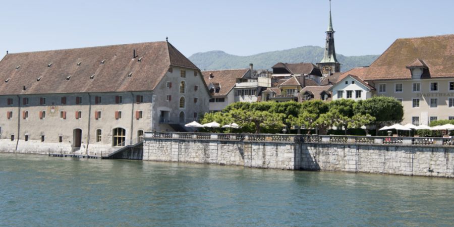 Im Kanton Solothurn darf nur noch Wasser aus Gewässern genommen werden, wenn man damit landwirtschaftliche Kulturen bewässern will. Einzige Ausnahme: die Aare - hier in Solothurn. (Ar...