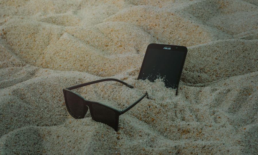 Das Smartphone lenkt schnell ab – auch die italienischen Bademeister.