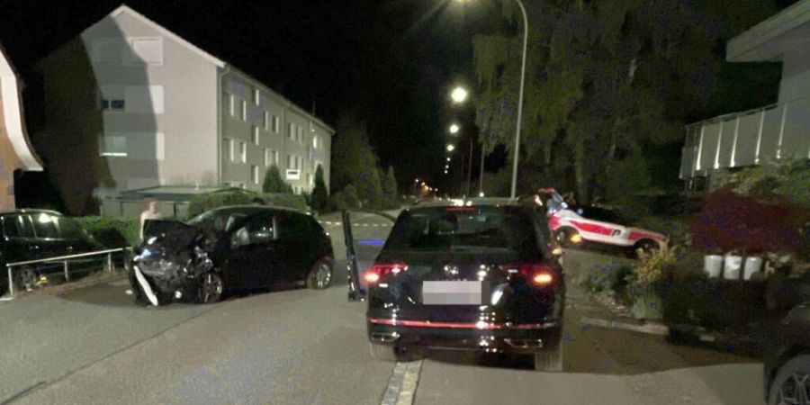 Bei der Frontalkollision sind die beiden Lenkerinnen und ein mitfahrendes Kind verletzt worden.