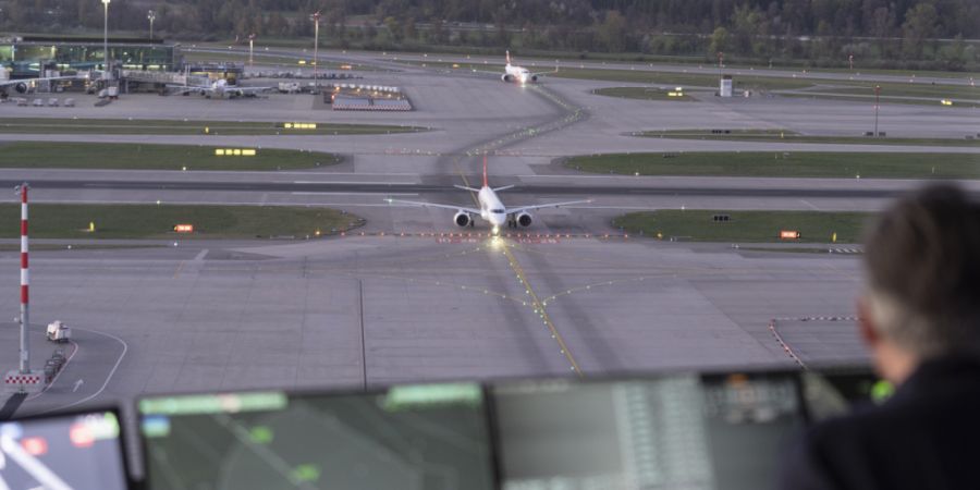 Technisches Problem bei der Skyguide: Heute Mittwoch können nur 35 Maschinen pro Stunde landen. Im Bild der Skyguide-Tower am Flughafen Zürich. (Archivbild)