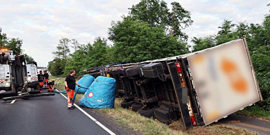 Der LKW-Fahrer blieb - abgesehen vom Bienenstich - beim Unfall unverletzt.