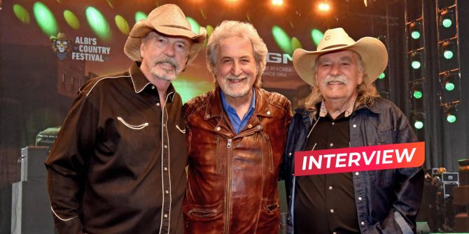 Albi Matter (Mitte) mit den Headlinern Bellamy Brothers am Albi's Country Festival letzten März. - Jürg Streun