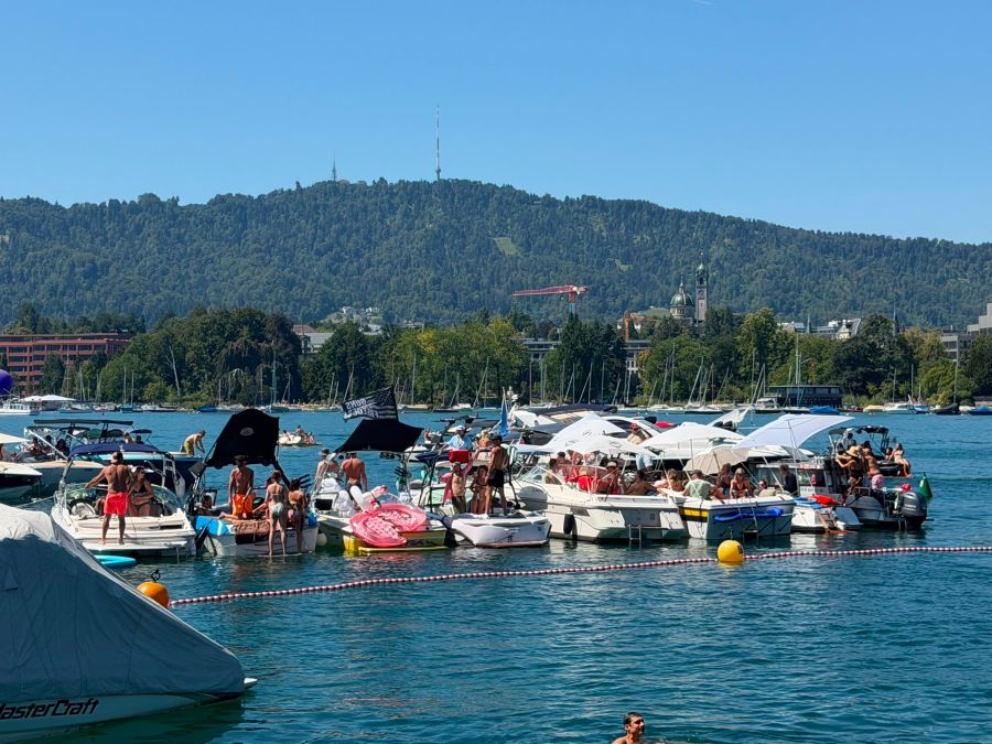 Die Boote auf dem Zürichsee sind bis auf den letzten Platz gefüllt.