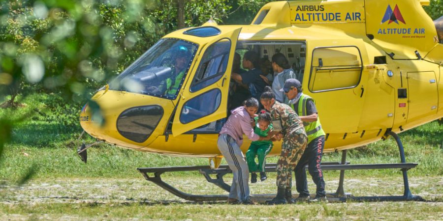 Überlebende der Sturzflut werden im nepalesischen Distrikt Nuwakot an einen sichereren Ort gebracht. Foto: Niranjan Shrestha/AP/dpa