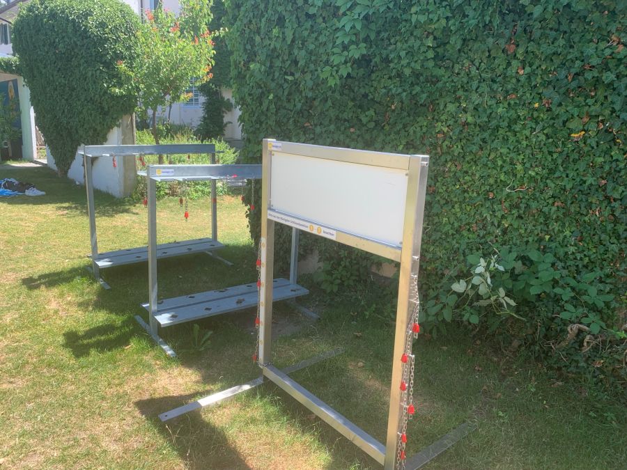 Die Ständer mit den gelben Sonnenschirmen, welche die Gäste für ein Depot ausleihen können, sind leer.