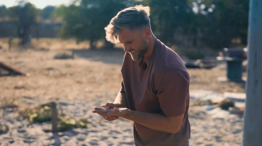 Bachelor Sebastian Paul begutachtet seine Bisswunde – der Schmerz ist ihm ins Gesicht geschrieben.