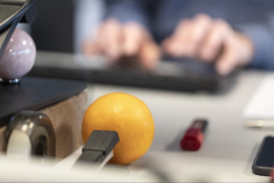 Perfekt könne man die Erde nicht auf einer Karte darstellen. Hurni vergleicht es mit einer Orangenschale. Diese könne man auch nicht auf eine Fläche drücken, ohne dass sie zerreisst.