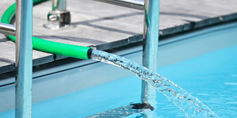 In der Baselbieter Gemeinde Gelterkinden ist es aufgrund der Wasserknappheit nach wie vor verboten, Pools aufzufüllen. Zudem schloss das öffentliche Freibad früher. (Symbolbild)