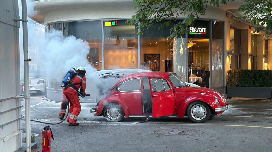 Beim brennenden Auto handelt es sich um einen alten VW Käfer.