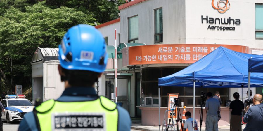 Der Eingang einer Anlage von Hanwha Aerospace wird nach einer Explosion kontrolliert. Foto: Kim Geum-bo/Newsis/AP/dpa