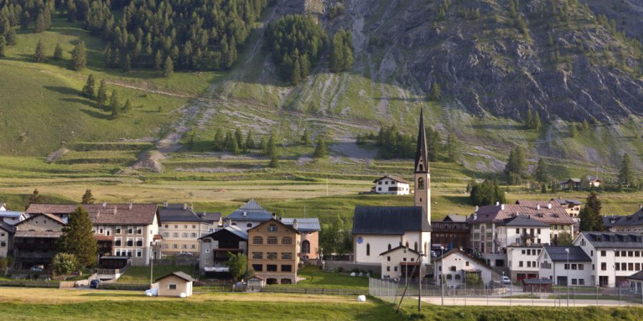 Die Idee einer Bahnverbindung zwischen S-chanf (im Bild) und Livigno hat sich über einen Zeitraum von zwanzig Jahren herauskristallisiert. In den kommenden Monaten soll ein konkreteres...