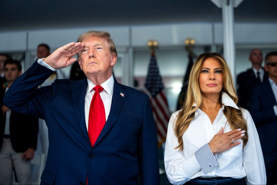 Donald Trump salutiert, Melania Trump legt die Hand aufs Herz. Das Präsidentenpaar zeigt sich gemeinsam beim offiziellen Auftritt.