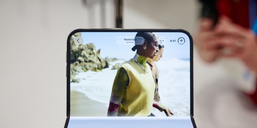 Die hohen Preise für die neuen iPhones dürften in der Schweiz kaum auf die Nachfrage drücken. Apple bringe seine Geräte hierzulande zu fast jedem Preis los, sagte Telekomexperte Ral...