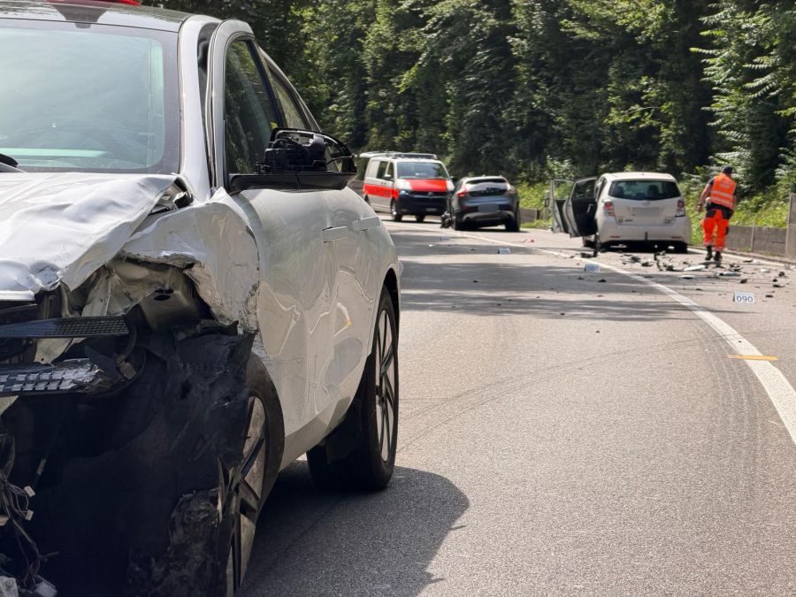 Ein 49-jähriger Autofahrer geriet aus noch ungeklärten Gründen auf die Gegenfahrbahn.