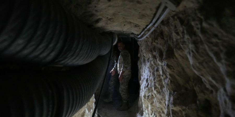 ARCHIV - Soldaten der libanesischen Armee gehen 2025 durch einen Tunnel, der in einen Berg gegraben wurde, der von der Hisbollah als Klinik und Lager nahe der libanesisch-israelischen G...