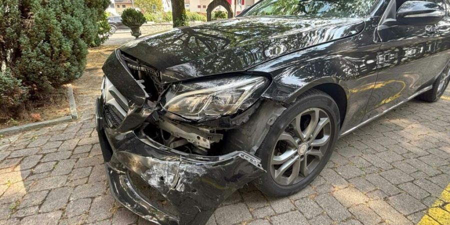 Festnahme nach Unfall: Der Lenker des Unfallautos hält sich gemäss Kantonspolizei Aargau illegal in der Schweiz auf. Die Polizei nahm ihn fest.