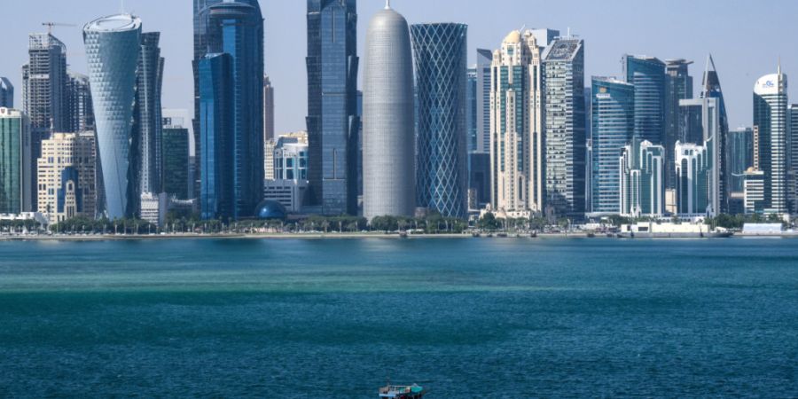 ARCHIV - Ein Boot fährt vor der Skyline von Doha (Katar) vorbei. Foto: Bernd von Jutrczenka/dpa