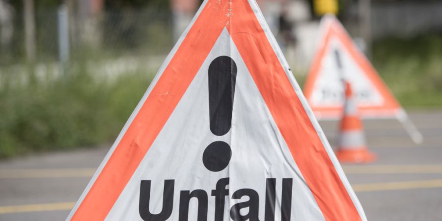 Ein Velofahrer hat sich am Montag bei einem Sturz in Iseltwald BE schwer verletzt. (Symbolbild)