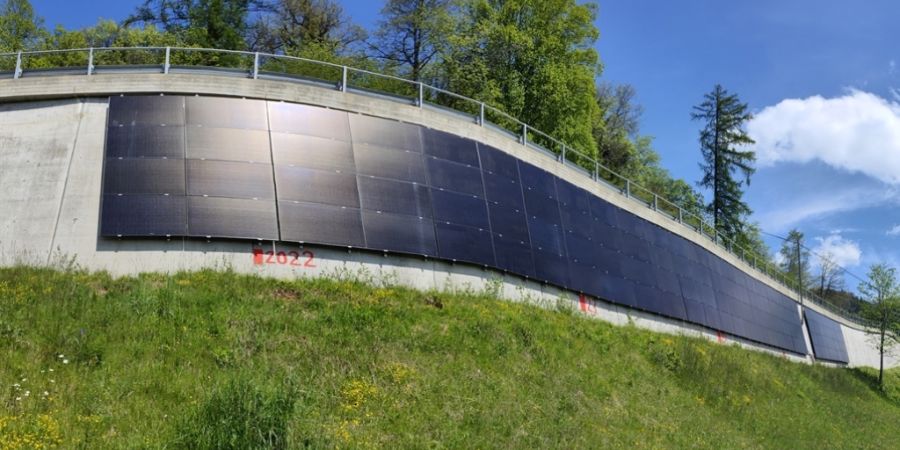 Graubünden will entlang der Kantonsstrasse an geeigneten Standorten Photovoltaikanlagen aufstellen. Hier im Bild die Photovoltaikanlage beim Tunnel Plattas (Gemeinde Domleschg).
