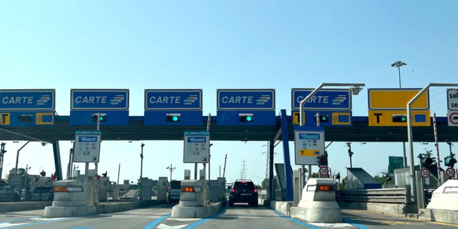 ARCHIV - Eine Mautstelle auf der Autostrada zwischen Mailand und Varese, der ersten modernen Autobahn der Welt. Foto: Christoph Sator/dpa