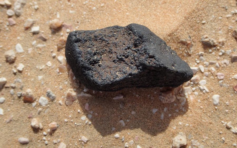 Den Meteoriten «Raja» hat ein omanisch-schweizerisches Team 2024 in der Wüste des Oman gefunden. Die Analyse zeigte, dass er aus dem Asteroidengürtel zwischen Mars und Jupiter stammt.