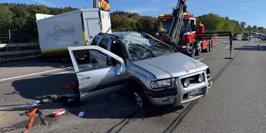 Für die Bergungsarbeiten mussten zwei der drei Fahrstreifen in Richtung Bern gesperrt werden.