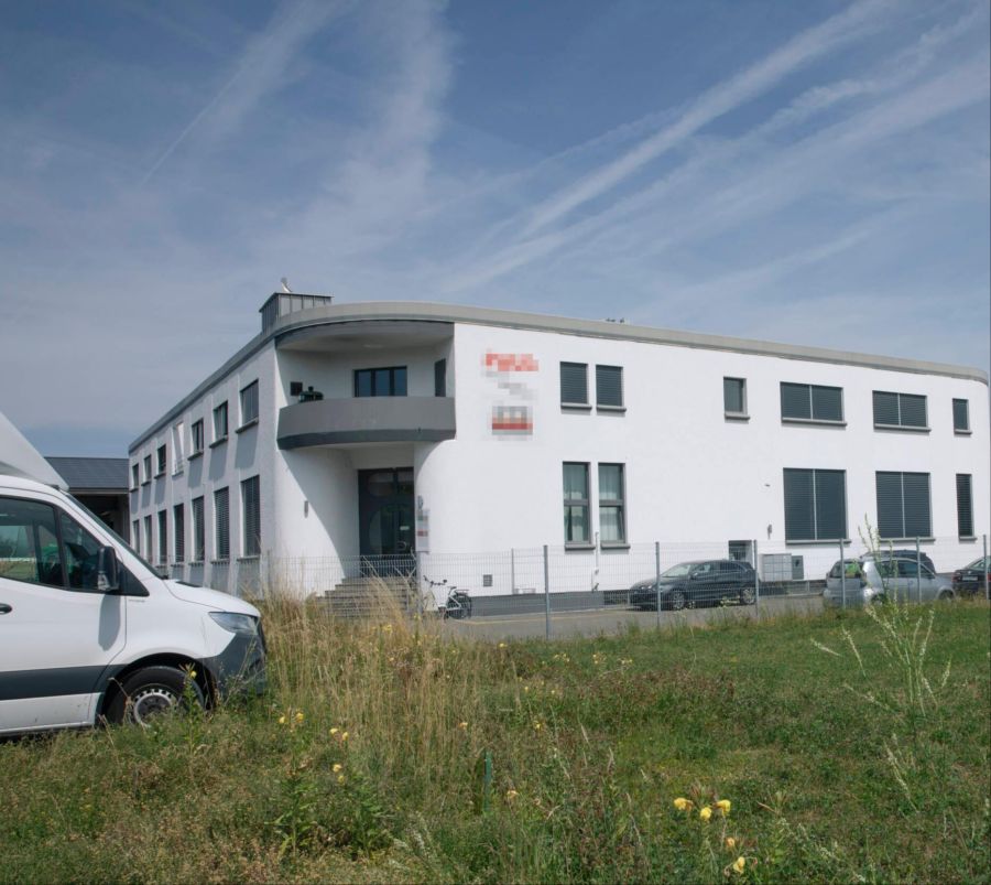 Die Spezialeinheit drang in dieses Gebäude ein.